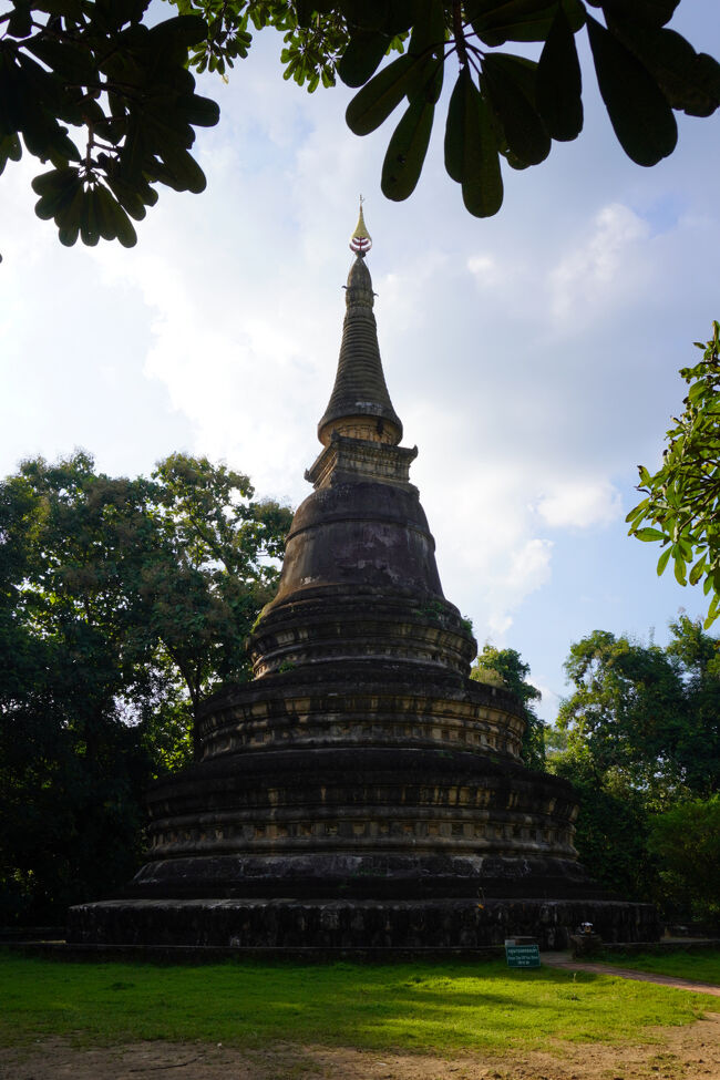 木々に囲まれ、芝生の上に立つ素朴な仏塔。<br />全体的に煌びやかさが控えめで、独特な雰囲気のあるお寺だと感じました。<br /><br />駐車場に戻ると、バイタクの運転手さんが笑顔で迎えてくれました。<br />バイクの後ろに乗るのもだいぶ慣れてきて、むしろ風が気持ちよく感じます。<br />ホテルに着いたところでは「どこから来たの？楽しんでね！」と声を掛けてくれました。<br />あったかい気持ちになる。<br /><br />＊Grabバイクタクシー：50バーツ（約225円）