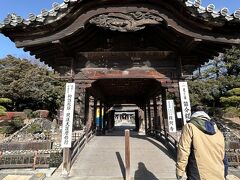 足利学校から徒歩３分ぐらい次の見学地は鑁阿寺（ばんなじ）