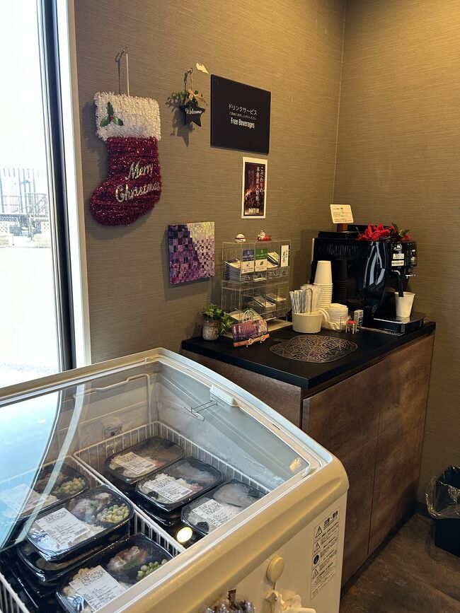 朝食？夕食？冷食の軽食付きカレー弁当とマーボー茄子弁当をチョイスお部屋に電子レンジあり　コーヒーも無料