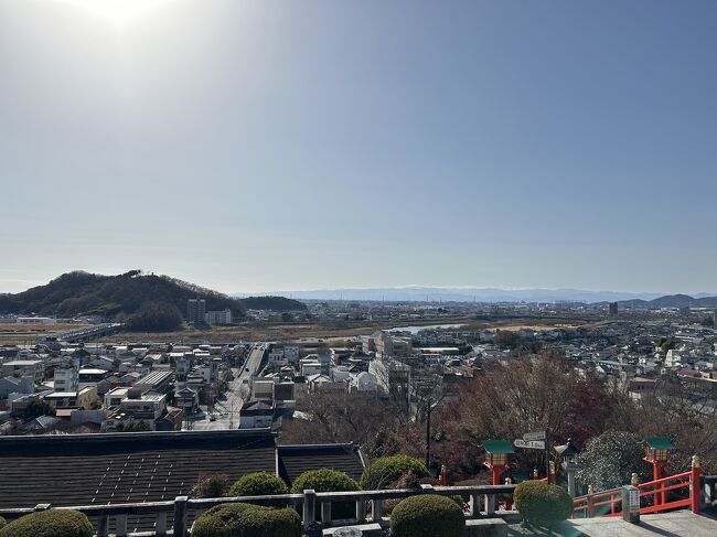 高台にある神社。でも車で神社駐車場まで来れるので楽に来れる　うっすら富士山も見られた