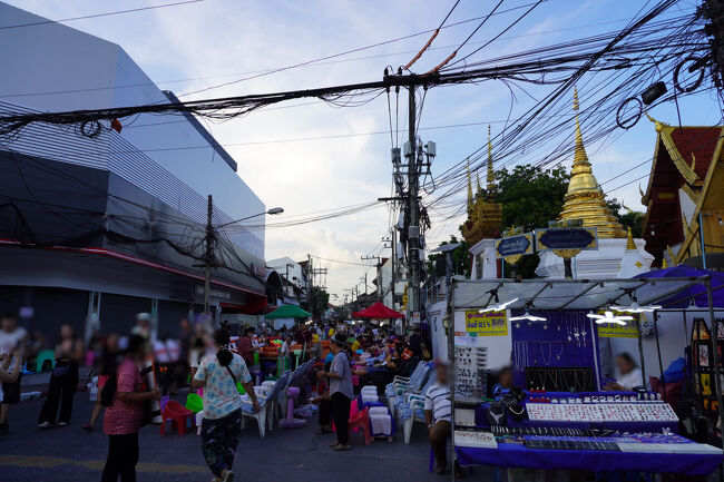 サンデーマーケットで目立つのは、路上のマッサージ店。<br />道路にはプラスチックの椅子と扇風機が設置されていて、お店の方が客引きをしています。<br />店舗より格安で受けられるのは魅力的ですが、お腹が空いているので今回は行かず。