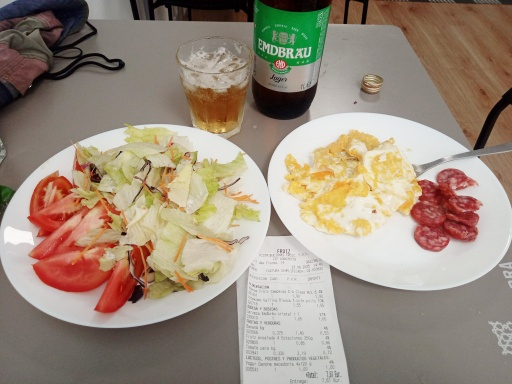 たった５ユーロの差でこれは大当たり。むしろ公営で跳ねられて良かったです。公営にはWi-Fiなしに加えてキッチンには何も無し、勿論タオルもドライヤーも見たことありません。それ以上に悪いのは傲慢なオスピタレロでした。ちなみに公営ではねられた二人の美女もこちらに移動してきました。残念がってる男子が数人いると思います。<br />実はこの二人のレディ、アルベルゲのオープン待ちの時にも見てました。<br />リゾートファッションに身を包んだ地元の女性かと本気で思ってたけど、何故か彼女たちもこの場を離れなかったのが不思議だった。そのうち、待っている別の男が話しかけたので巡礼らしいと分かったが、小奇麗でお洒落なので巡礼とはまったく思わなかった。欧米の女性って巡礼ルックと町歩きルック（この言い方古い？）を鮮やかに切り替える人が良くいます。<br /><br />