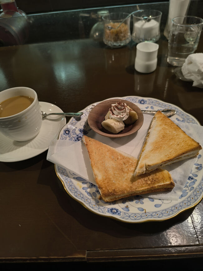 チーズホットサンドは、ピザソースです<br />このあとまだ食事をするので、コーヒー2杯とサンドはひとりだけ注文