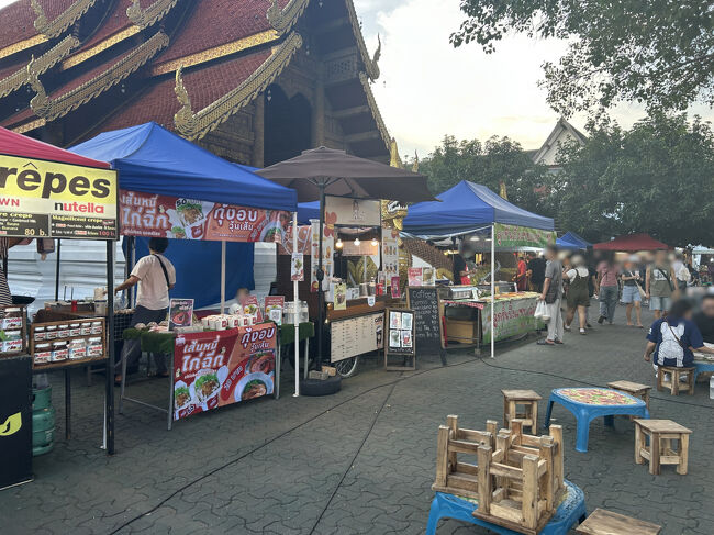 お寺の中に屋台が並んでるのって、お祭りみたいで楽しい。<br />フードコートによってお店が違うので、複数周ってみてから決めます。<br />どこも美味しそうだな～。