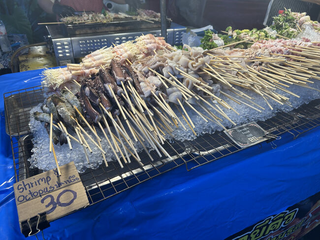 好きな串を好きなだけ選ぶことができます。<br />肉・海鮮は20～30バーツ、野菜は10バーツくらいでした。