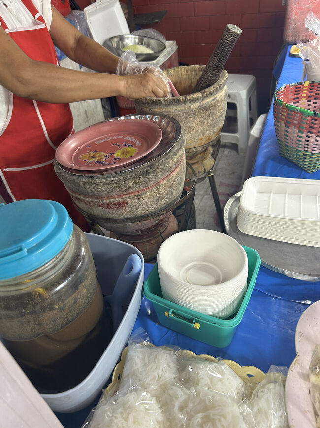 食材や調味料を木臼に入れて、叩きながら混ぜ合わせていきます。<br />その場で調理してくれるのが嬉しい！<br />匠のような手さばきで、つい見入ってしまいました。<br /><br />＊パパイヤサラダ：40バーツ（約180円）