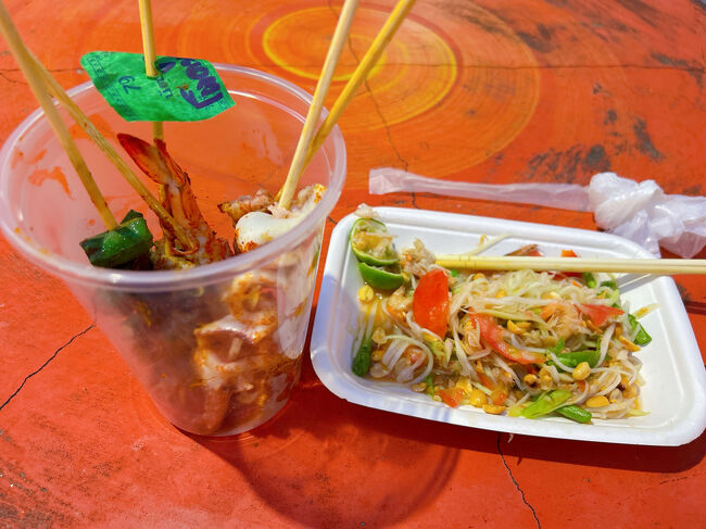 出そろいました。<br />だんだんと人が増えてきて、気がつけばテーブルも相席に。<br /><br />どっちもすごく美味しいー！！<br />ソムタムは初めて食べたのですが、これは絶対他の場所でも食べる！と決意するくらい美味しかったです。<br /><br />そしてどっちもめっちゃ辛かった。<br />両方とも辛さ控えめでお願いしたのだけれど、タイの辛さ控えめは私の激辛みたい。<br />色んな食材が食べられて大満足です。