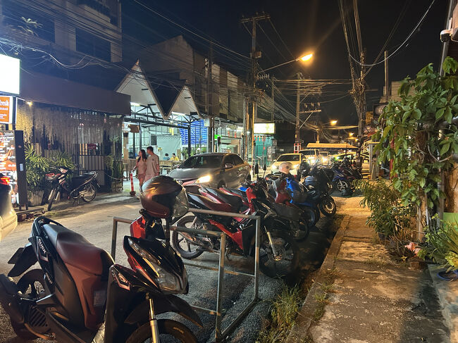 帰りにセブンに寄ってからホテルに帰ります。<br /><br />サンデーマーケットの通りが歩行者天国になっているからか、一本横の道路は渋滞中。<br />この辺りの道を使う人は大変だろうなぁ。