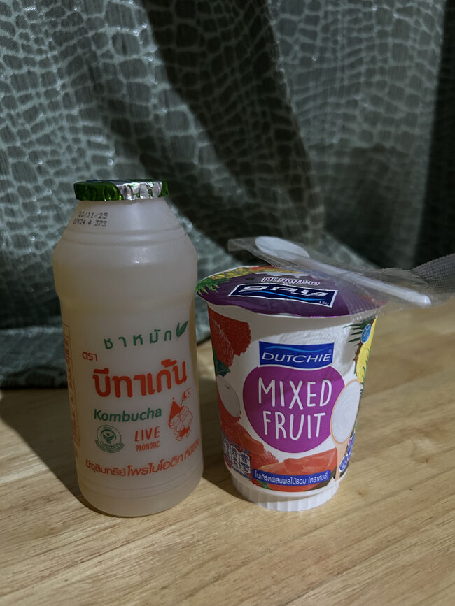 栄養補給のためにセブンで買ったのは、コンブチャとヨーグルト。<br /><br />コンブチャは昆布茶とは全くの別物で、紅茶の発酵ドリンクだそう。<br />口に入れた瞬間はフルーティーな風味、後から紅茶の香りがしてきます。<br />これもまた飲みたい！<br /><br />明日はランパーンに移動します。