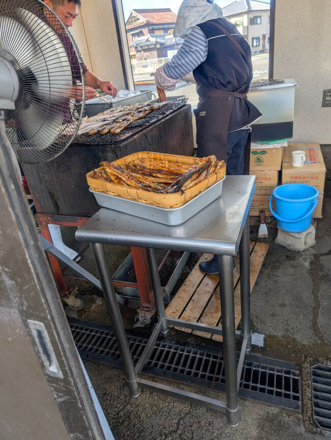 素焼きのちタレ付けをして、また焼いてるみたいです<br />関東は煮アナゴが多いけど、関西といえば焼きアナゴ