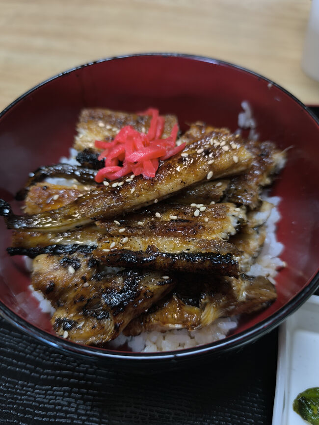 ４００円で焼きアナゴ丼にしてもらえます<br />お味噌汁とお漬物も付きます<br />次があるので、こちらもアナゴ丼はひとりだけにし、私は大判焼きを注文しました