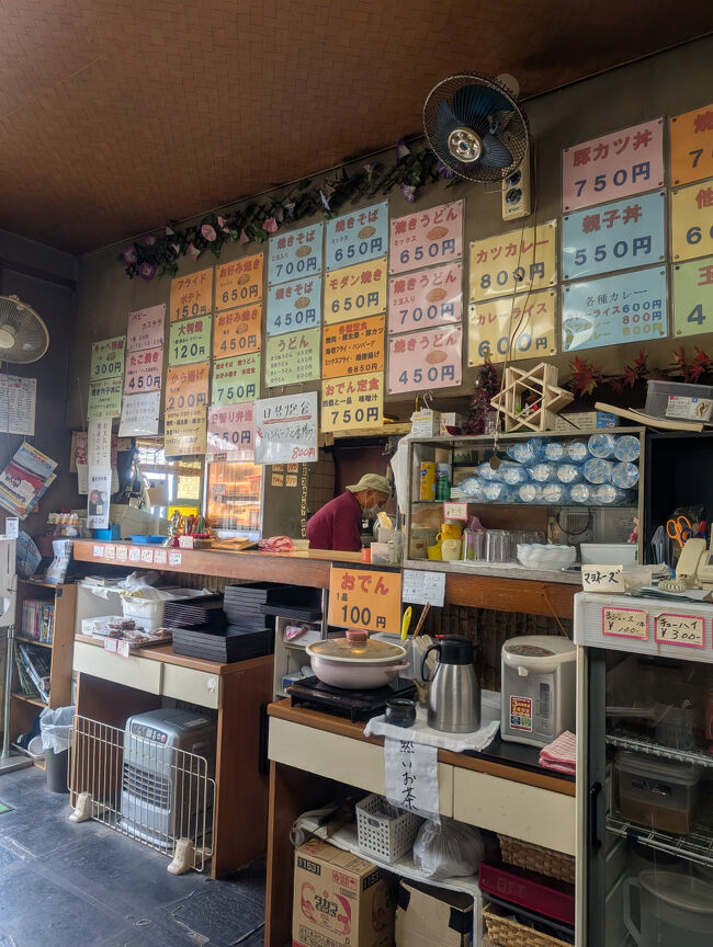 昔ながらの食堂で、高齢のご夫婦が経営されてます