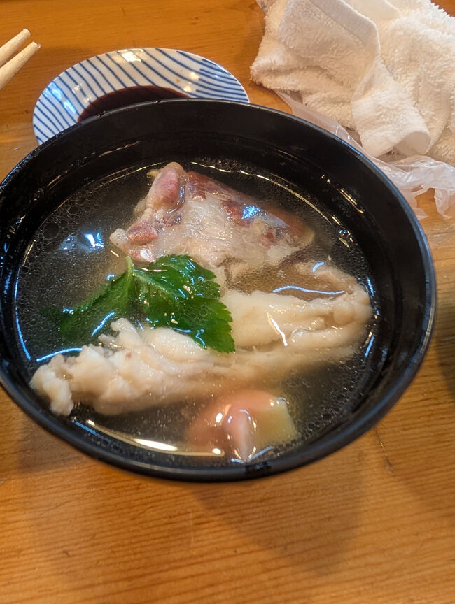 別注文のお吸い物仕立ての鯛のあら汁<br />お出しが上品で美味しかった<br /><br />大将がおしゃべり好きで、神戸の話をいろいろしてくださり、今日の晩御飯の候補のお店が決まりました