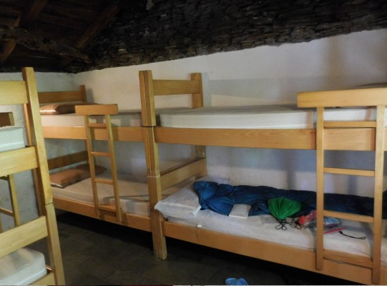 男児を連れた家族連れがやって来たが、何故かベッドルームを見渡しただけでどこかへ行ってしまった。ここのベッドルームは２つで、どちらも二段ベッドが３台ずつ置かれています。すでに私たち３人が分かれて２か所に入っているけど、家族が３人が下段ベッドに分散すれば泊まることはできます。家族全員が離れ離れに寝るのが嫌だったのかな？<br />写真は私のベッドで、同じ部屋にもうひとり親父が寝ています。別の部屋にも親父が一人寝ているので、家族３人が下段が良いなら離れ離れになるってことですが、上下段を使えば三人が一緒の部屋に寝られるのにね。