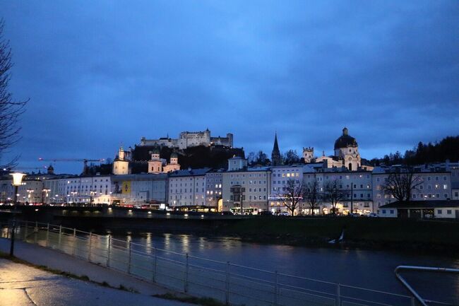 美味しいケーキに幸せ気分で再びゲトライゼガッセ通りへ<br />ザルツブルク城と旧市街の夜景がきれでした