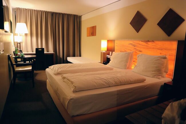 ミラベル庭園近くの2番のバスでホテルに到着<br />ホテル近くのガソリンスタンドの隣にコンビニがあって日曜日でも開いてました