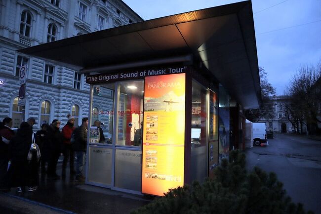 今日は世界遺産のハルシュタットへ<br />バスツアーで行きます<br />こちらもクルックで申し込みしました<br />この小屋でバウチャーを提示<br />バスは8時に来ると言うので待ちます