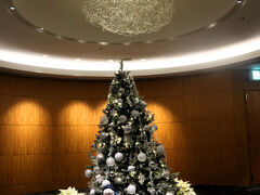 シマカンといえば夕日ですが、食事を終え、ホテル内のショップをぶらぶらしていたら、なんと夕日を見逃してしまった(ﾟ◇ﾟ)ｶﾞｰﾝ

ということで夕日は見えませんが、ベイスイートのラウンジへ行きます。
