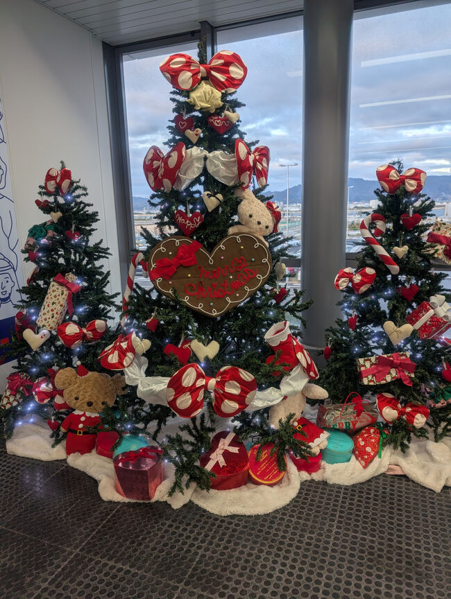 モノレールの入り口に、キティちゃんツリー