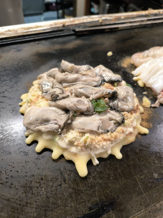 大きな鉄板を囲んで、10席だけのお店<br />予約なしでしたが、どうにか座ることができました<br />断られてるお客さんもいたので、予約がベターです<br /><br />牡蠣のお好み焼きは牡蠣が12個