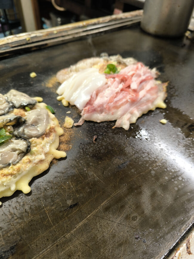 ちゃんぽんお好み焼き<br />ちゃんぽんとはミックスのことです<br />豚肉・いか・えび・牡蠣・ぼっかけが入ります