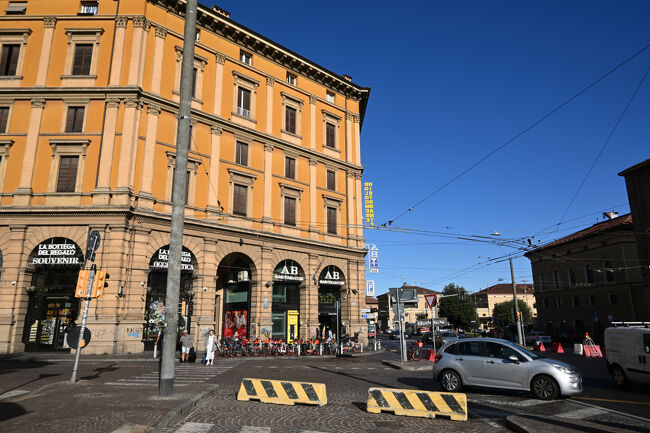 サンマリノに鉄道はない。まずはボローニャ中央駅からローカル線で1時間半ほどのリミニ駅へ行き、そこからバスで国境を越える。あわせて2時間半ほどで、思いのほか時間がかかるなあ。<br />土曜日の朝早めの電車にかかわらず、ギリギリ座れるかどうかといった感じに混んでいた。こんな時間からいったいどこへ向かおうというのか。