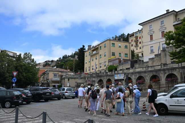 バスは箱根レベルの結構な山道をのぼり、サンマリノの旧市街に到着した。標高739メートルのティターノ山山頂付近が旧市街となっており、そこが首都のサンマリノ市である。そのほか山麓に広がる丘陵地をあわせて現在の面積は61.2平方キロメートルと山手線の内側とほぼ同じ広さ、人口は34,000人ほど。国の面積順では小さいほうから5番目、人口順も少ないほうから5番目と、一流のミニ国家といえる。