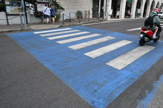 横断歩道は国のイメージカラーであるサンマリノブルー。白は平和、水色は自由を表しているとのこと。横断歩道をわたって平和と自由を満喫しよう。
