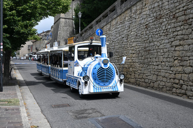 観光機関車もサンマリノブルー。