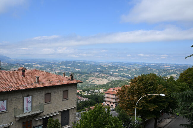 バス停から下界を望む。まるで登頂に成功したような光景が広がるが、本格的な登山はこれからだ。