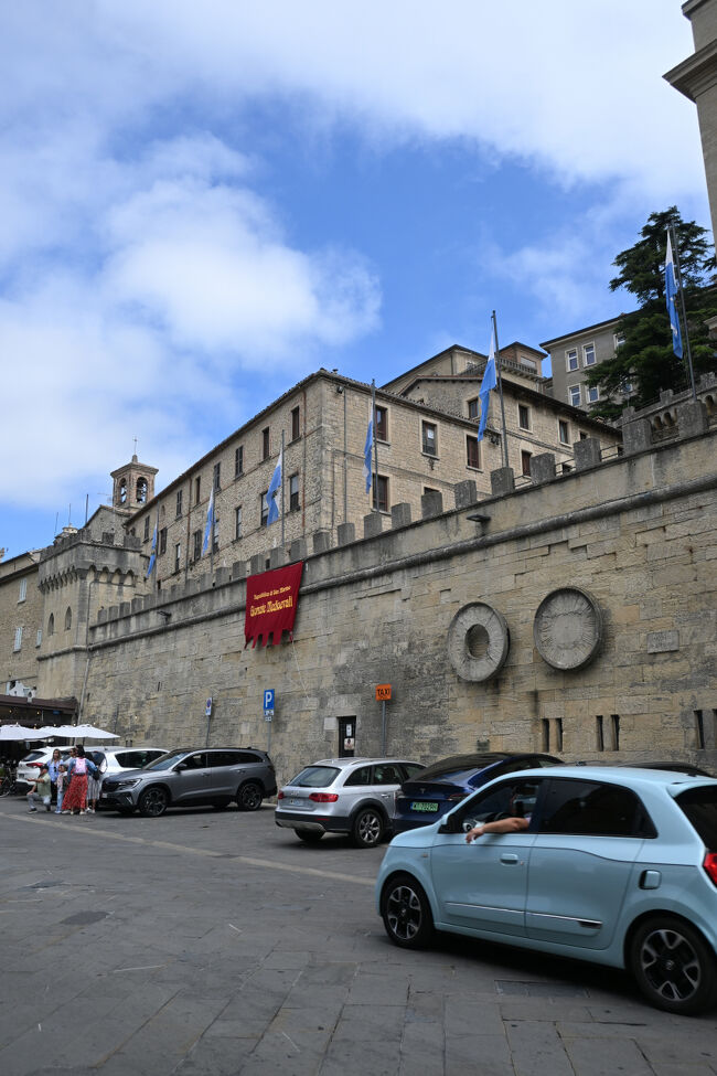 この国はキリスト教に対する迫害から逃れた信徒がティターノ山の山頂に砦を築いたことではじまったとされており、旧市街はその山腹に広がっている。現在でも11世紀ごろからつくられた防衛のための塔が残っており、いわば町全体が山城といってよい。さすが元お城だけあって、外側からはその全容をうかがい知ることができなかった。というわけで、道端の案内地図を見てもどこから中に入るのかさっぱりわからず難渋する。守りは堅いようだ。