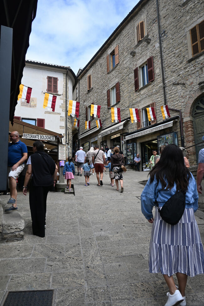 旧市街はなかなか観光地化されている。税金の関係上、物価がイタリアより安いそうで、買い出し目的のイタリア人もやってくるらしい。そして、どこへ行こうとも坂道が続く。