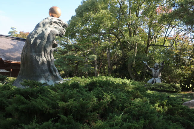 　銅の鳥居手前にあるムスビの御神像。オオクニヌシが海から「幸魂(さきみたま)」と「奇魂(くしみたま)」を受け取っている場面という。出雲大社では神語（しんご）を唱えるが、それが「幸魂奇魂守給幸給」（さきみたま くしみたま まもりたまえ さきはえたまえ）」。