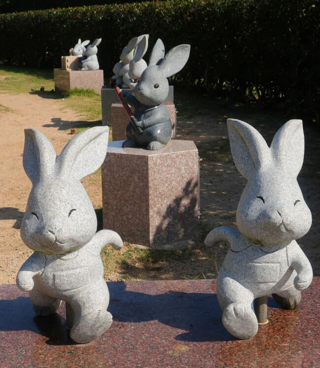 　勢溜の鳥居横の広場。大社の境内にはこんなウサギの像がいっぱいある