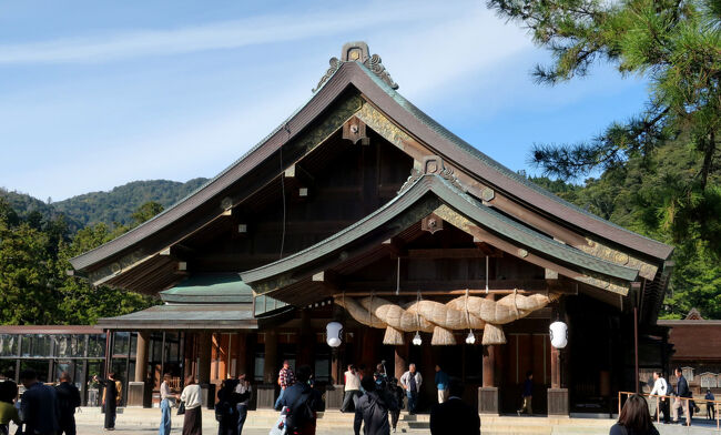 　銅の鳥居をくぐると見えてくる拝殿。出雲大社の代表的な「絵」の一つだ