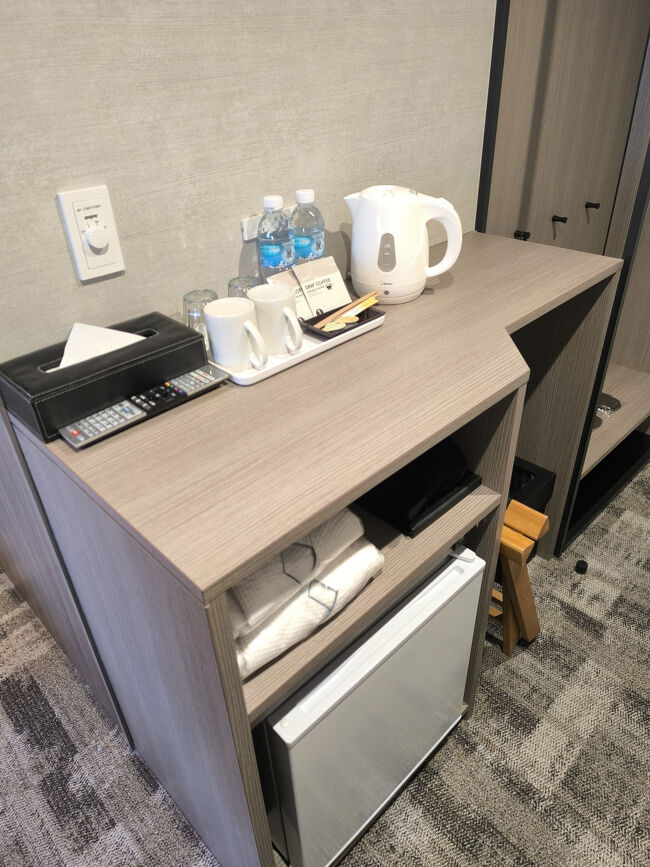 キャビネットにはお水やポット<br />冷蔵庫