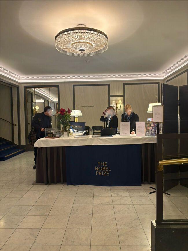 ノーベル財団の方？が、各賞の受賞内容に関するブロッシャーを配ってくれました。片面ずつスウェーデン語と英語で記載されているのですが、なぜか医学賞と文学賞は片面で英語のみ。