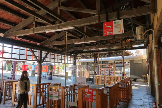 　瀟洒な建物と雰囲気が異なり、改札は古びた情緒がある