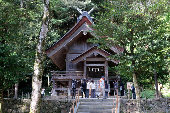 　スサノオを祭る素鵞社（そがのやしろ）。本殿の後背にある