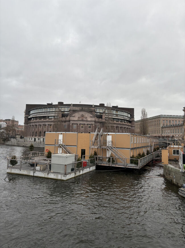 工事中の仮設の建物らしきものでも、クリスマスツリーで囲われてる。