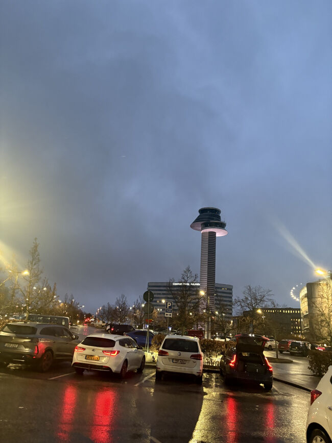 バスで空港へ。アーランダの管制塔がおしゃれでした。<br />トルコ航空でイスタンブールへ向かいます。