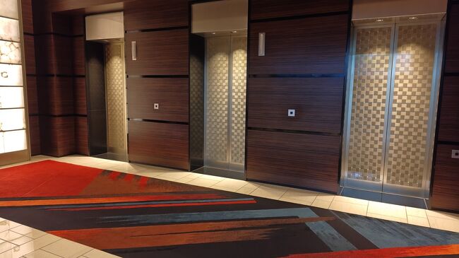 チェックアウトは、チェックイン時に「ノンストップチェックアウト」を選択しています。<br />なので、28階のフロントデスクではルームキーを返却するだけで、1階へ下りることが出来ます。<br />写真は1階エレベーターホールです。