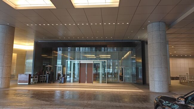 ベルスタッフがわざわざメインエントランス（車寄せ側）の外に出て、「浜離宮恩賜公園」までの行き方を丁寧に教えてくれました。<br />