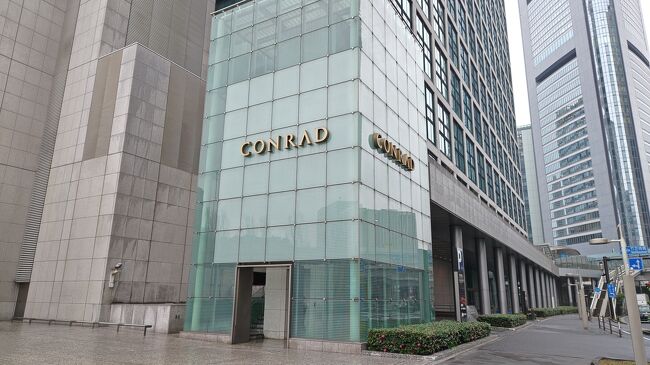 ホテルを出てすぐ、「コンラッド」のサインです。