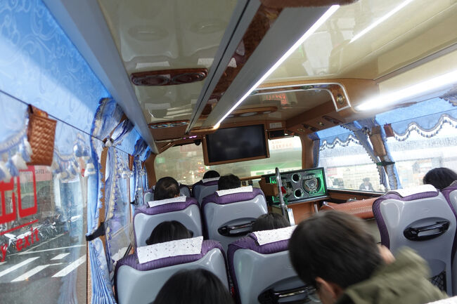 火車站前に到着した、大型バスにゾロゾロ案内されます。観光バスかなんか、貸切用を借り上げですかね。<br /><br />これなら流石に満席までは至らず、隣はわたしの荷物置き。