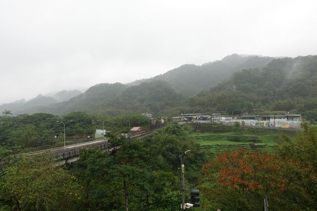 見晴台途中の階段から見回してみる。老街の前に、向こう行ってみるかな？