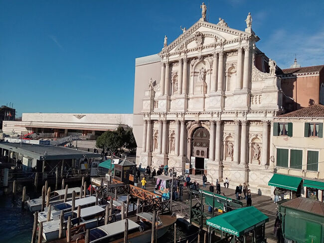 サンタ・ルチア駅のすぐ横に建つスカルツィ教会。<br />