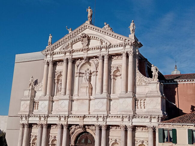 青空に白い教会と聖人の像が映えます。