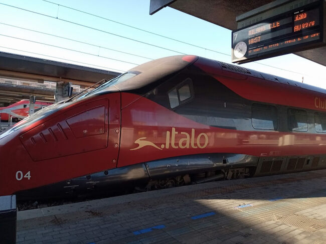 イタロで最終地ミラノへ。イタロのボディーのシックなこの赤好き！