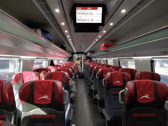 座席はゆったりして快適。定刻に発車。